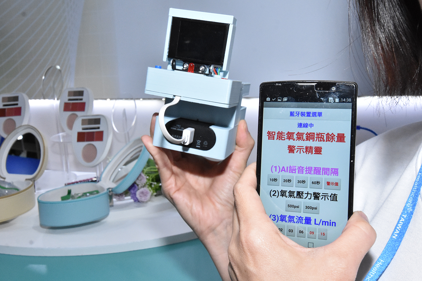 ▲彰基「氧氣鋼瓶智能監控裝置」以中文語音方式播報氧氣壓力及可使用時間，讓醫護人員可以緊急應變，保障病人安全。（彰基醫學中心提供）