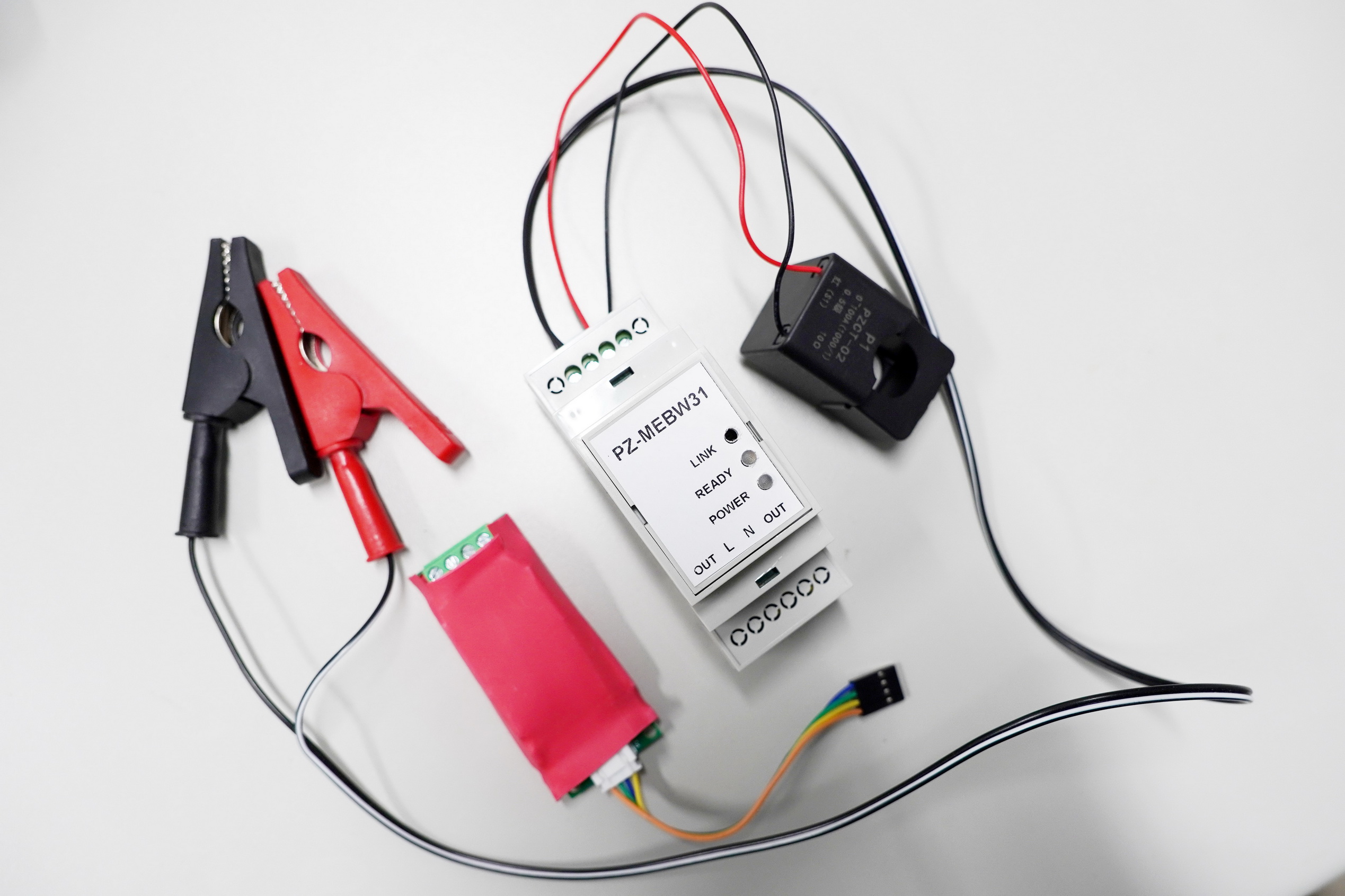 ▲大葉大學資工系針對碳盤查需求，開發通用型無線低壓交流電電能感測模組。（記者張溎壕攝）