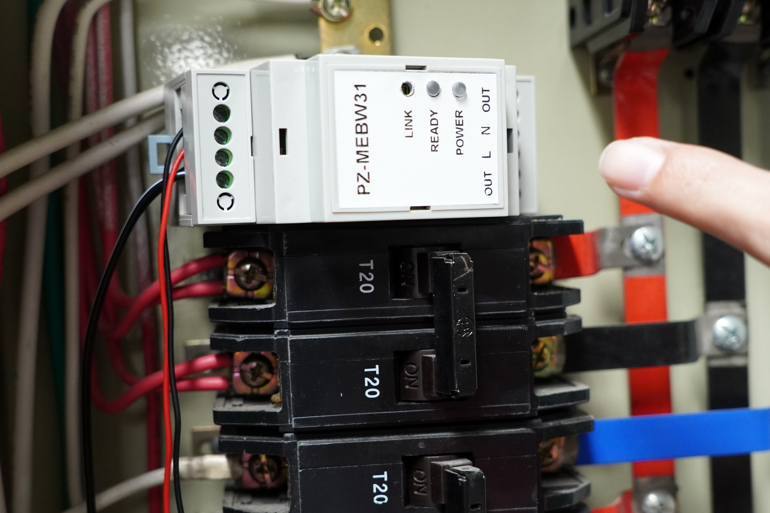 ▲大葉大學資工系開發的通用型無線低壓交流電電能感測模組，可以直接裝在線槽。（記者張溎壕攝）