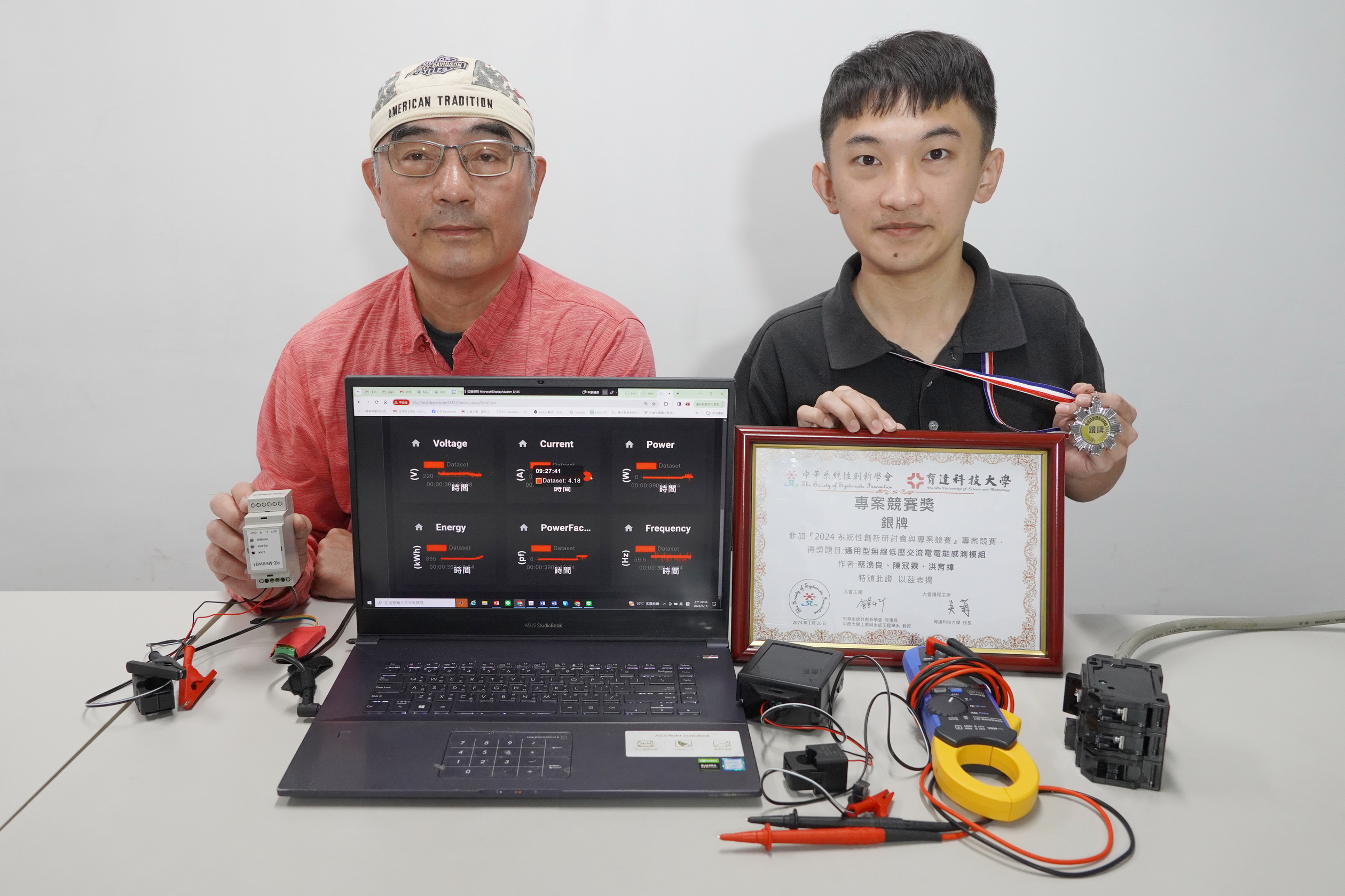 ▲大葉大學資工系蔡渙良主任(左)帶領碩士生洪育緯(右)開發通用型無線低壓交流電電能感測。（記者張溎壕攝）