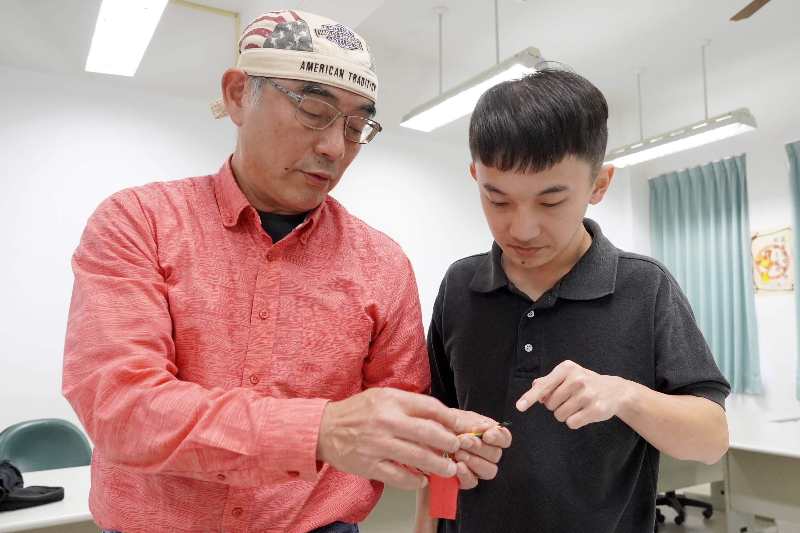 ▲大葉大學資工系蔡渙良主任(左)指導學生做實驗。（記者張溎壕攝） 