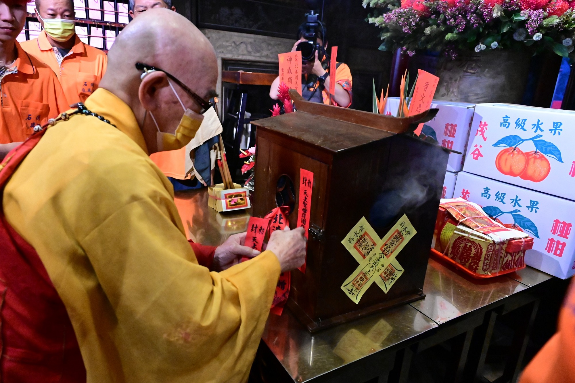 ▲北港進香的儀式豐富且獨特，進香流程主要為恭請神尊進殿、結紅綾、團拜、刈火、回駕。(北港朝天宮提供)