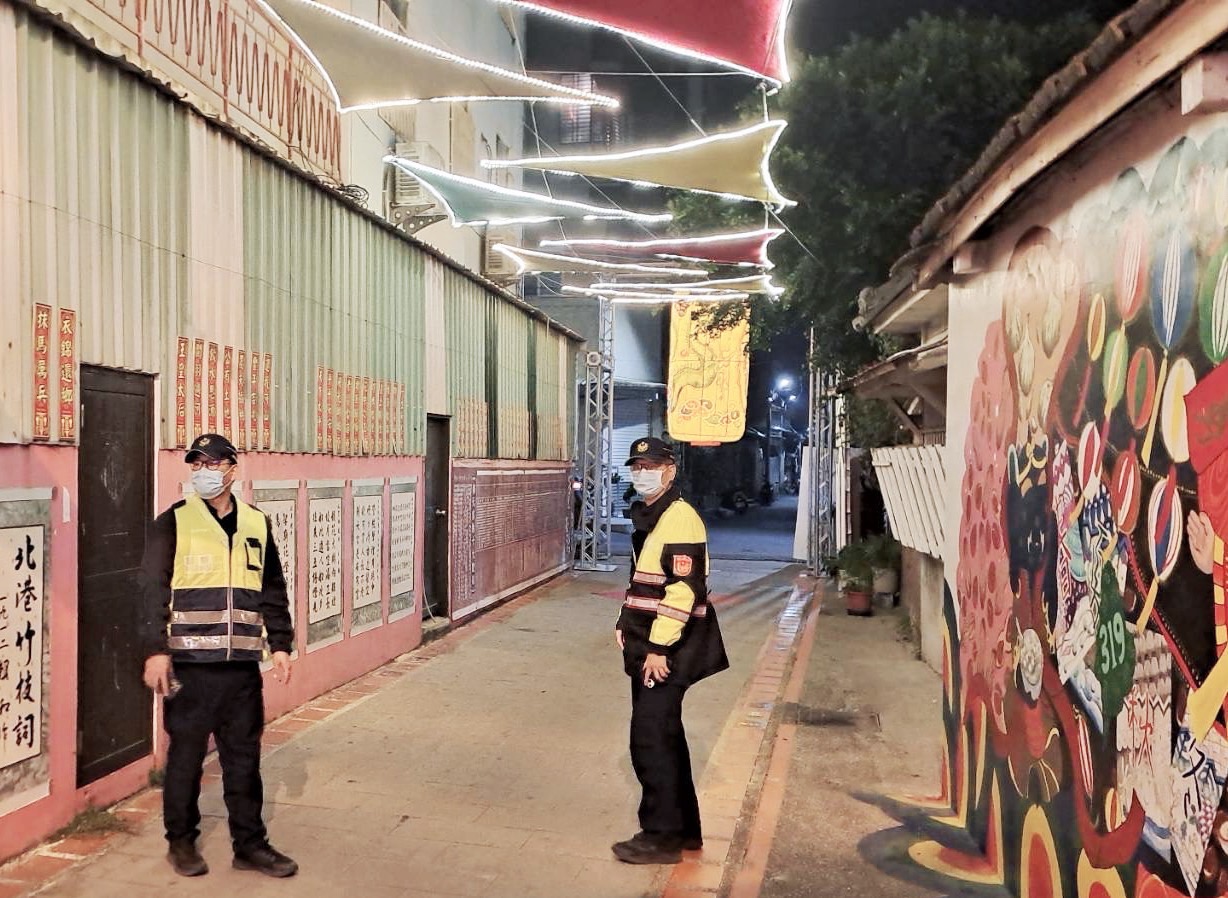 ▲引萬年聖火暨千人提燈踩街活動，警方為確保交通順暢及人車平安，特別編排制服員警協助交通疏導任務。(北港警分局提供)