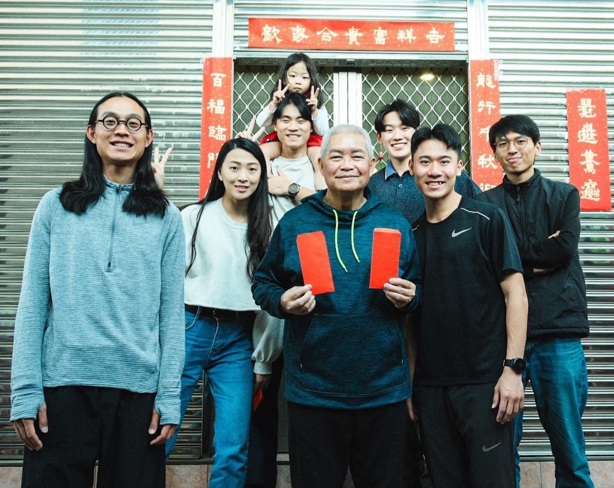 張致遠(左1)、陳威廷(右2)和長跑教父潘瑞根老師(右3)合影。照片來源:陳威廷