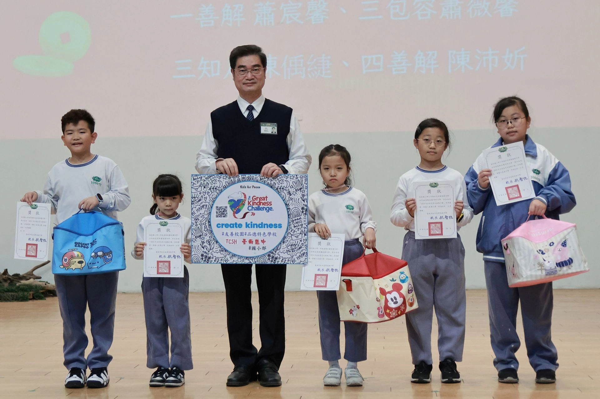 慈悲大挑戰「人氣善行獎」頒獎,學校特別挑選精美獎品鼓勵學生進行挑戰。