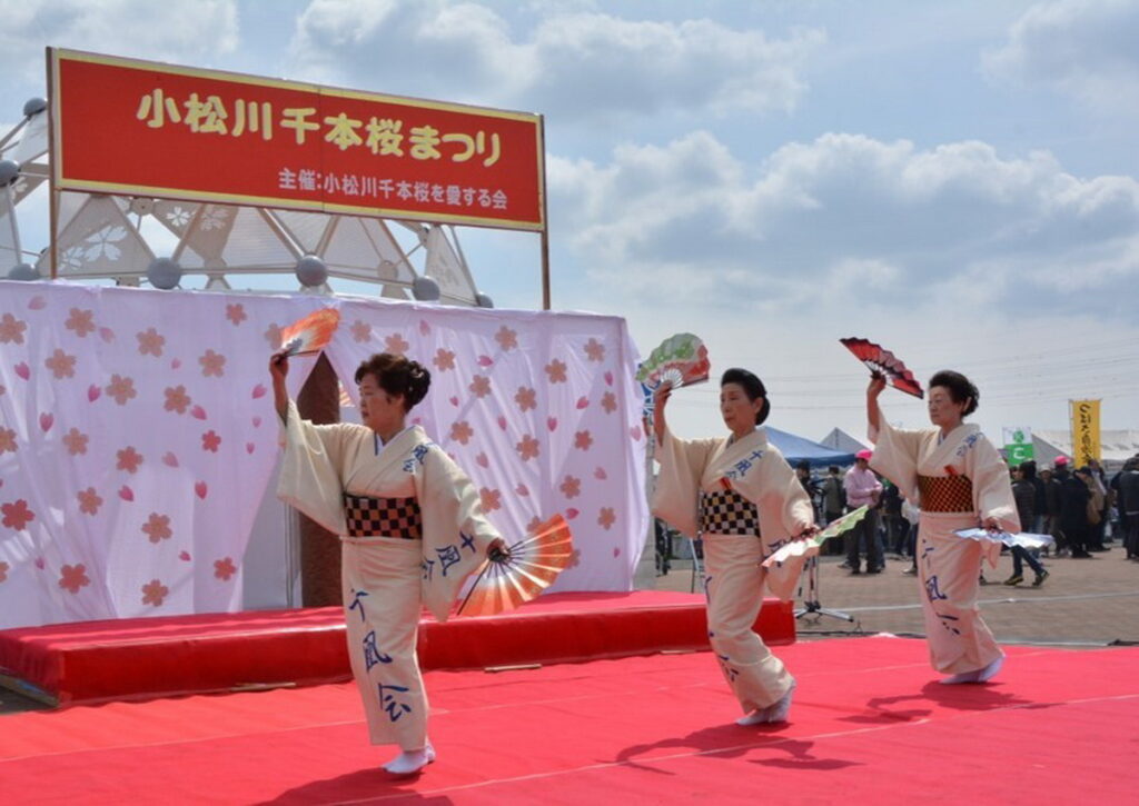「小松川千本櫻祭」活動,邀請當地團體表演,期以讓更多人知道這處賞花好去處。(江戶川區提供)