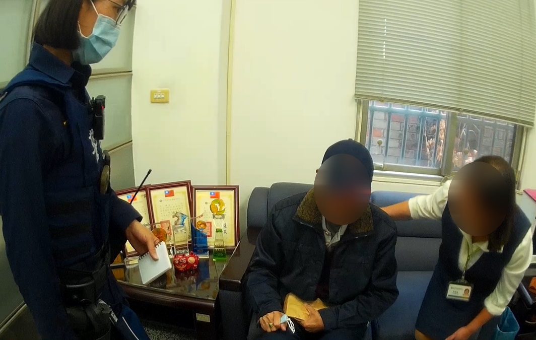 ▲圖說：行員察覺異常找來員警確認，卻惹得老客戶氣噗噗              （圖／台中市政府提供）