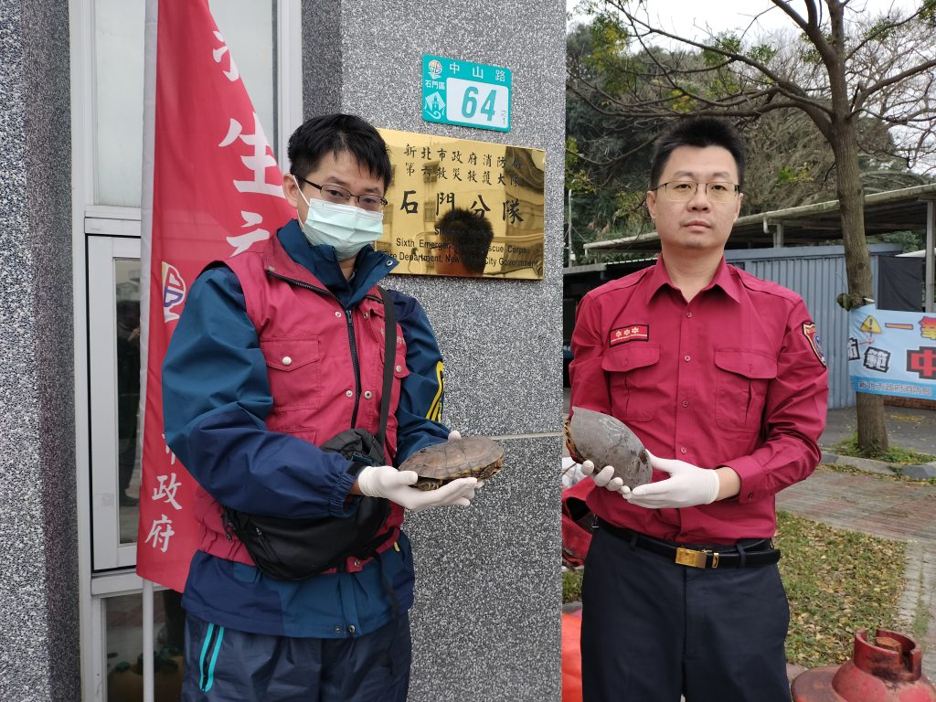 新北市石門消防隊員蕭子齊協助救援送交。(圖/新北市政府提供)