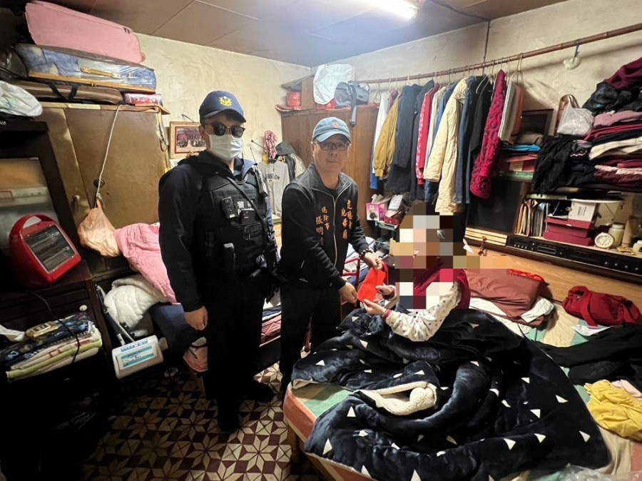 76歲嬤獨居屋頂傾斜險坍塌 雲林警攜手慈善團體修屋送暖 205 cnews204240219a01
