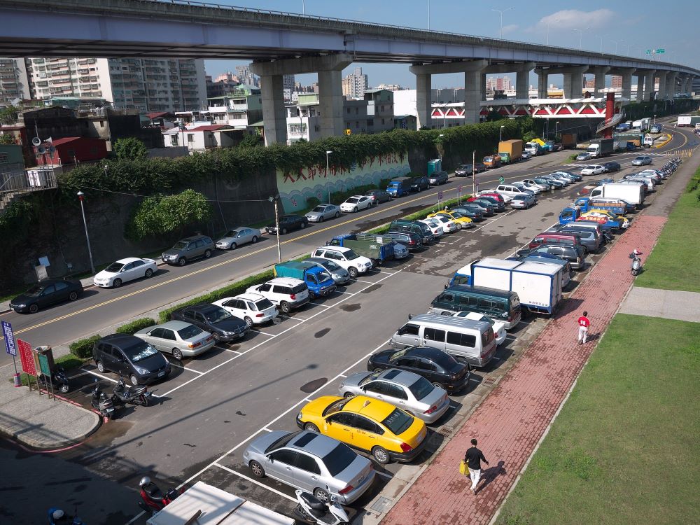 《圖說》新北市高灘地河濱公園建設,提供民眾停車及休憩空間。〈水利局提供〉