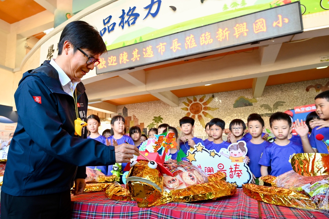 漾新聞|陳其邁新興國小發送小萌龍呆腦獸小提燈 全市學童人手一支！