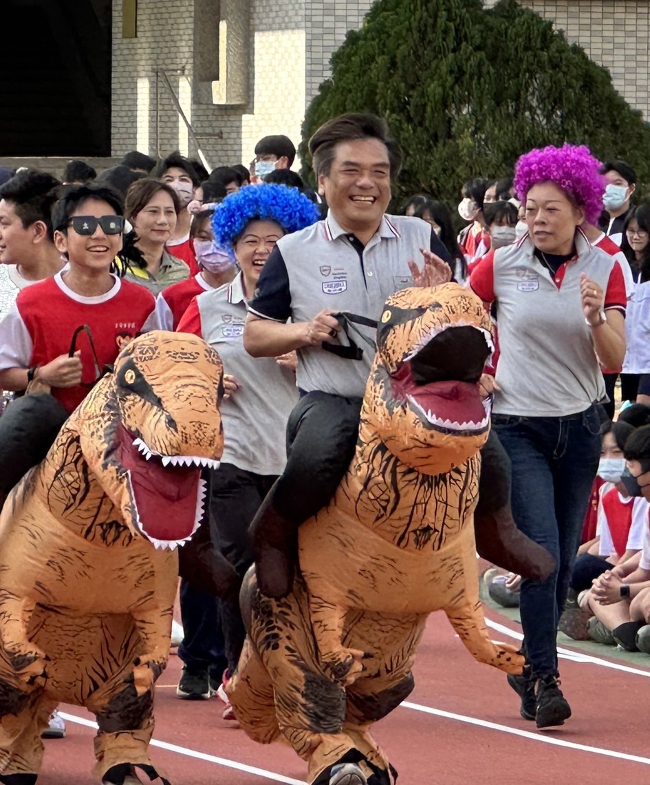 漾新聞|五福國中校長師生變妝恐龍神力女超人原來為這樁