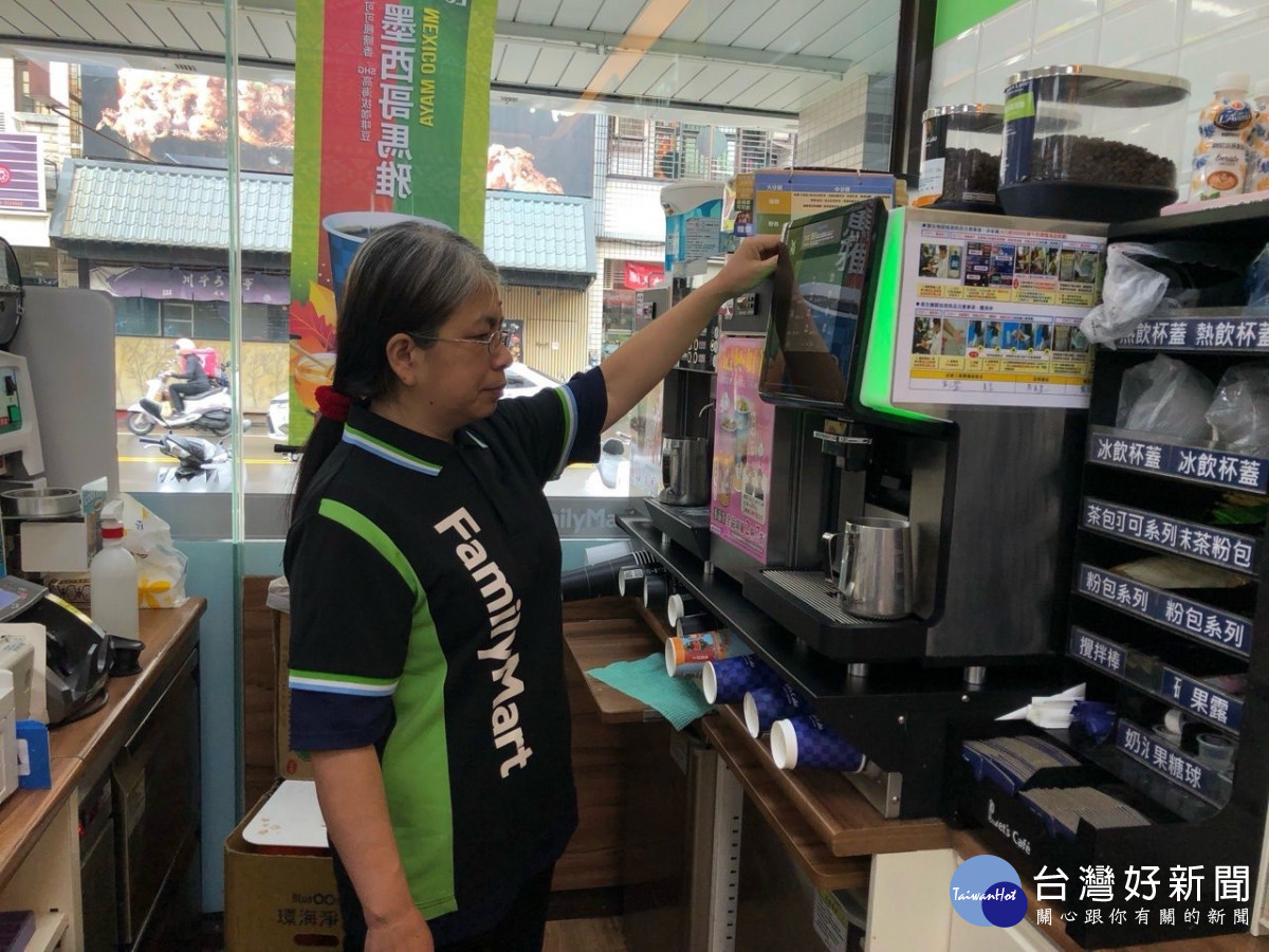 桃分署公關 邱凡 圖說:桃竹苗區銀髮人才資源中心透過體驗徵才活動，讓求職者實地了解工作內容。