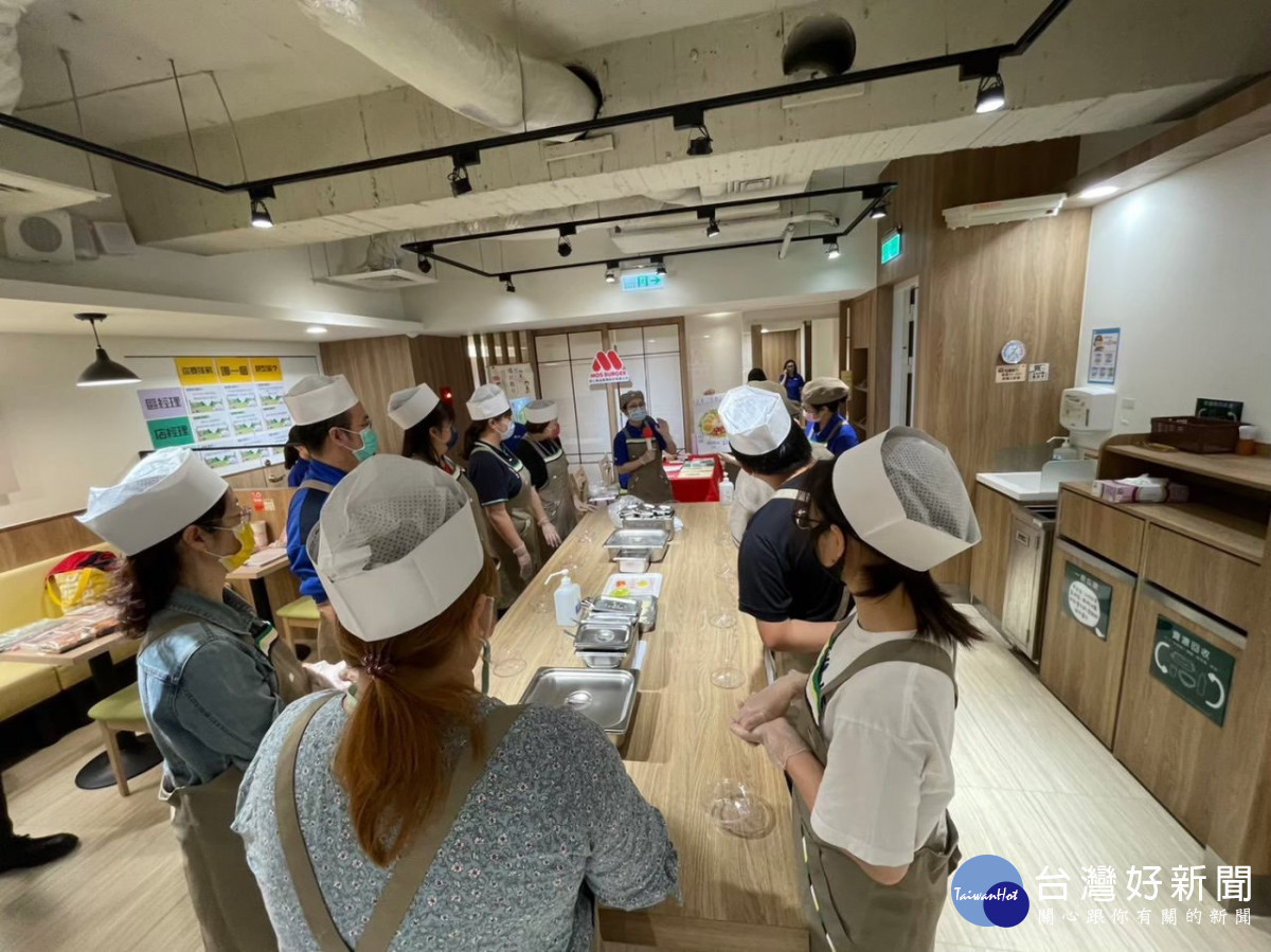 桃竹苗區銀髮人才資源中心與摩斯漢堡合作規劃體驗徵才活動,讓民眾實際操作工作內容。
