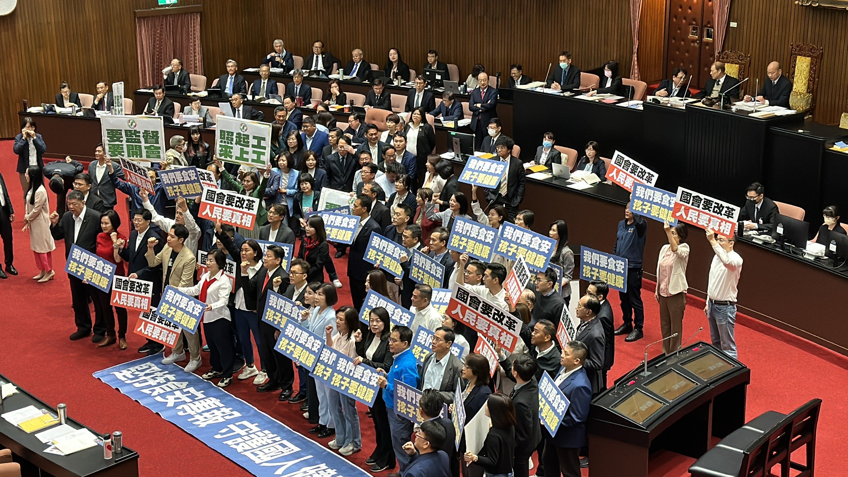 陳建仁施政報告受阻,國民黨立委群起癱瘓議事。林啟弘攝