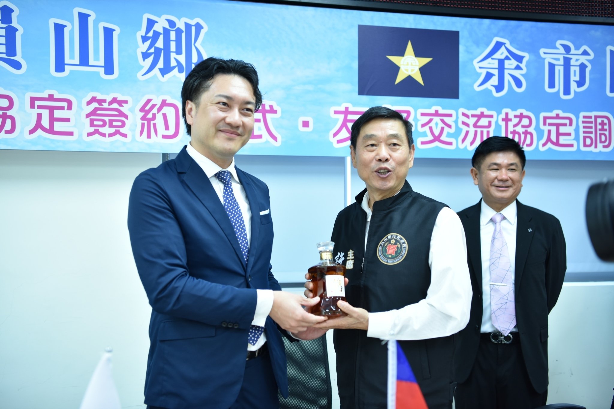 民進黨地方大老、員山鄉民代表會主席許芳明(中)因心臟疾病驟世。翻攝員山鄉公所「水的故鄉 樂活員山」粉專