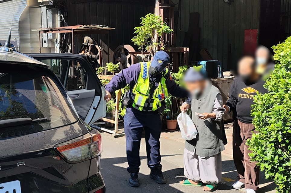 ▲圖說:師父修行之路雖有險阻,幸好有廣結善緣的暖警驅車送返1公里外的佛寺 (圖/台中市政府提供)