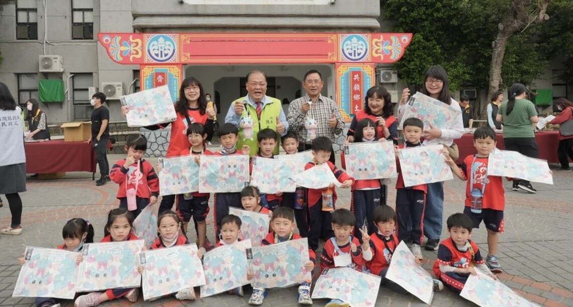 澎湖寶寶龍提燈搶手 縣府廣場人潮滿滿