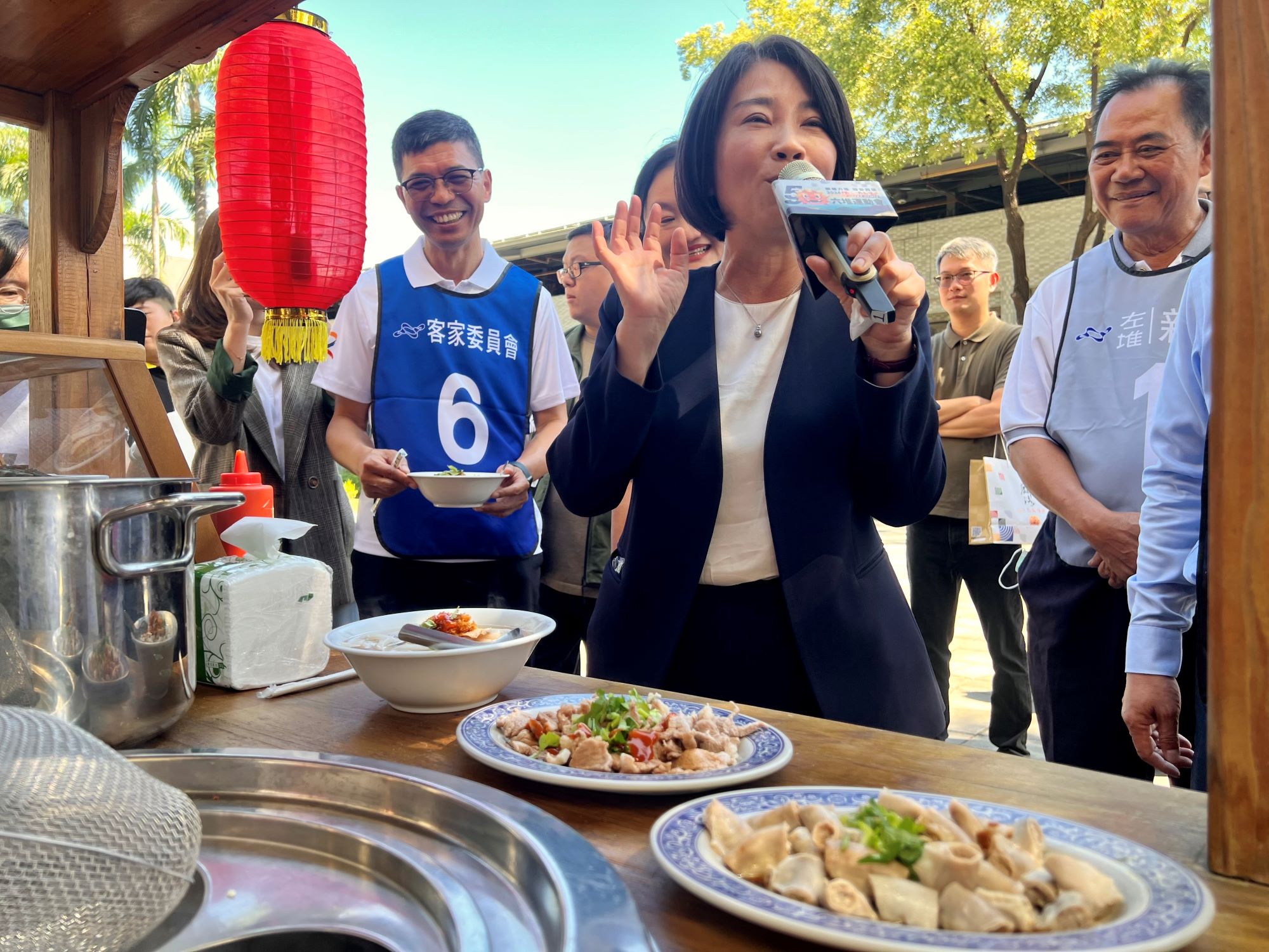 ▲屏東縣長周春米（前右）於記者會現場參觀並品嚐推介客家美食。（記者程啟峰攝）