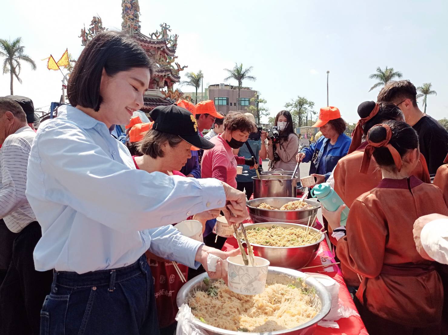 ▲「吃飯擔」源自於清朝年間瘟疫橫行，於元宵節迎請五年千歲十二王爺出巡遶境五股十四庄，消除瘴癘，冀保安寧。(記者陳雅琪攝)