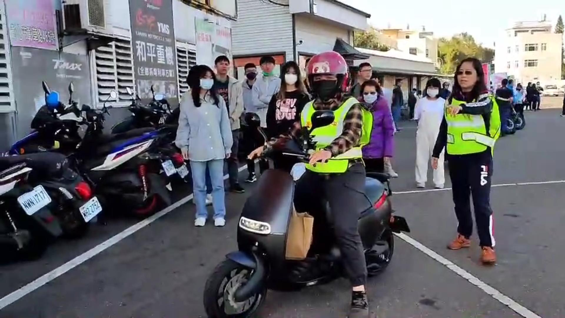 ▲交通部鼓勵民眾考照前，參加機車道路駕駛訓練，以學習正確的機車駕駛技術。（記者張溎壕攝）