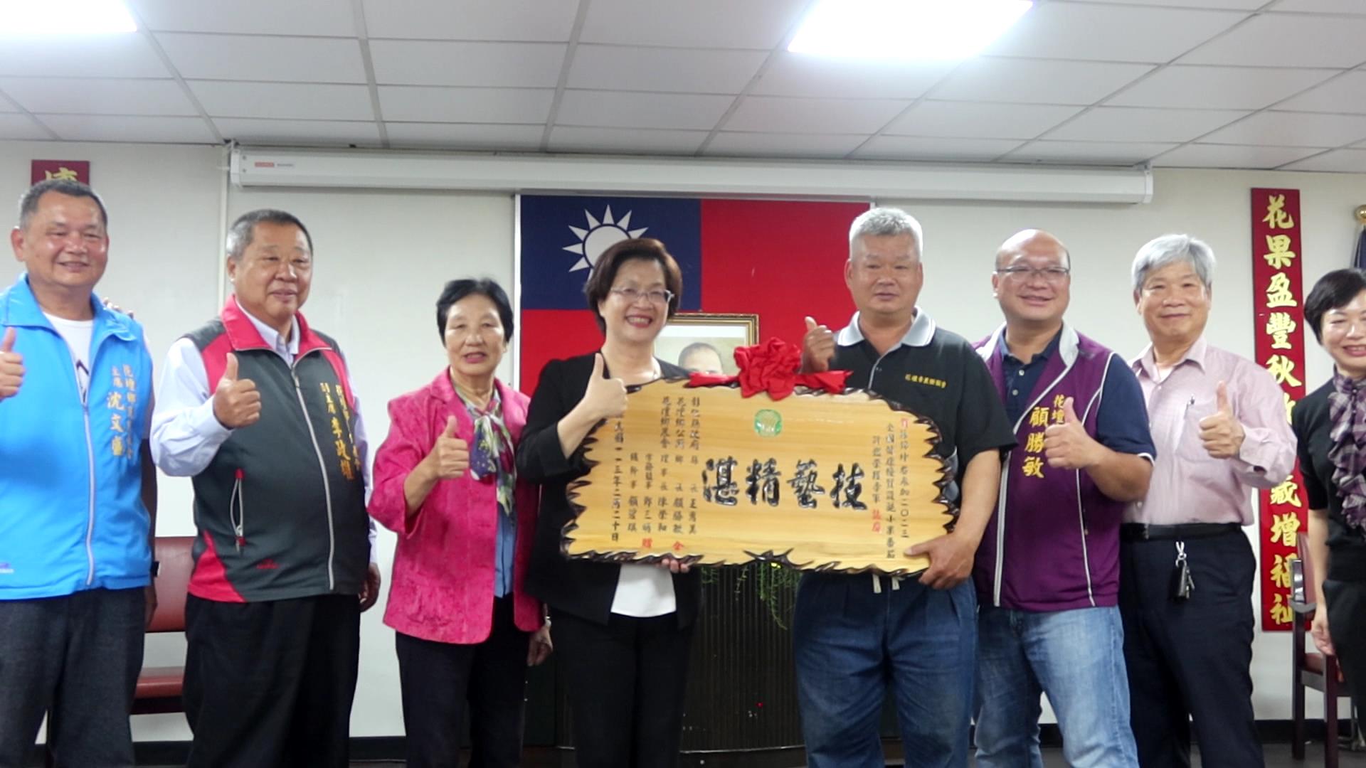 ▲花壇鄉農會舉辦113年農民節慶祝大會，表揚對農業有卓越貢獻的優秀農民共40位。（記者張溎壕攝）