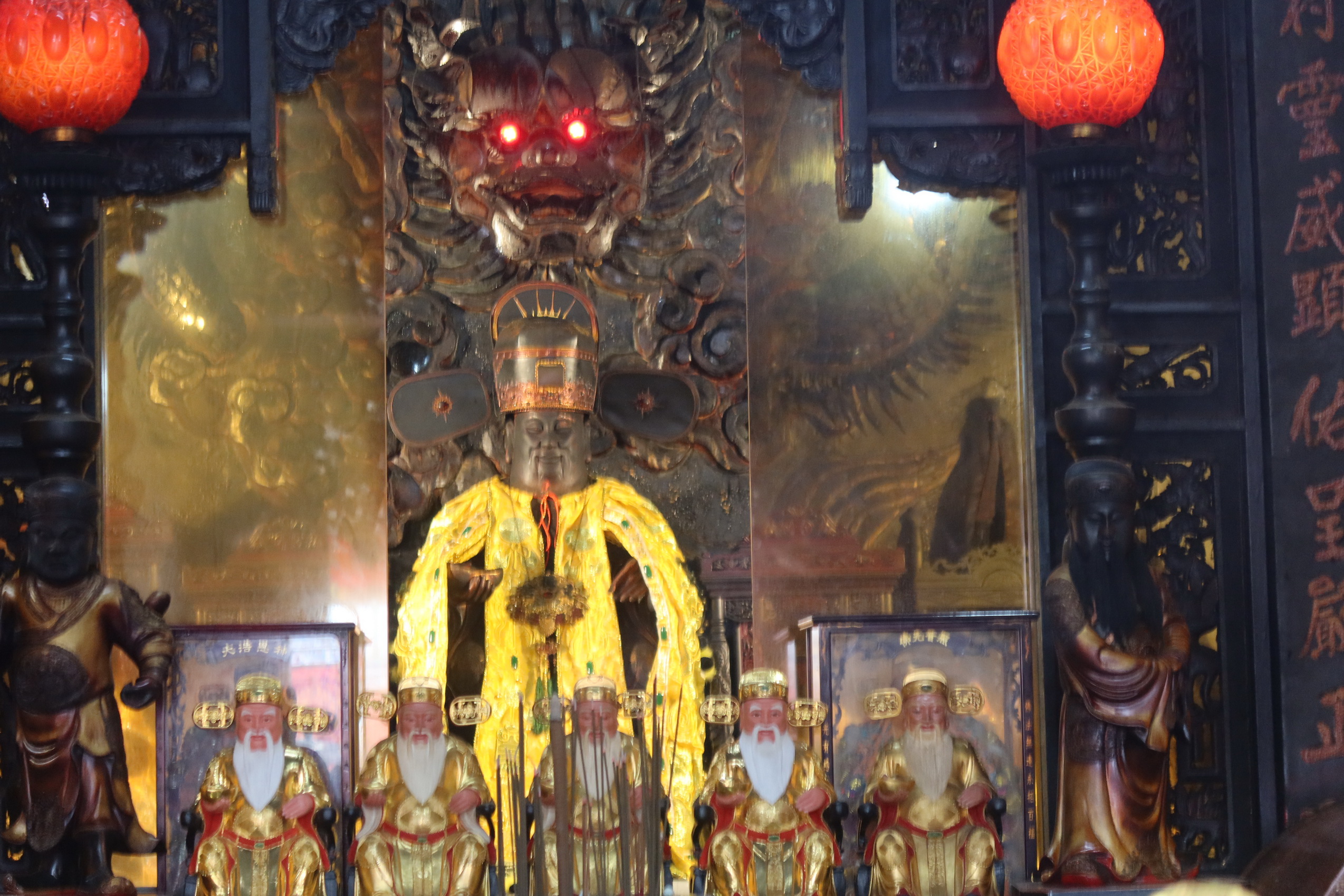 ▲文德宮供奉的福德老爺是全國唯一官封頭戴烏紗帽的土地公,神尊已有300多年歷史。(記者張溎壕攝)