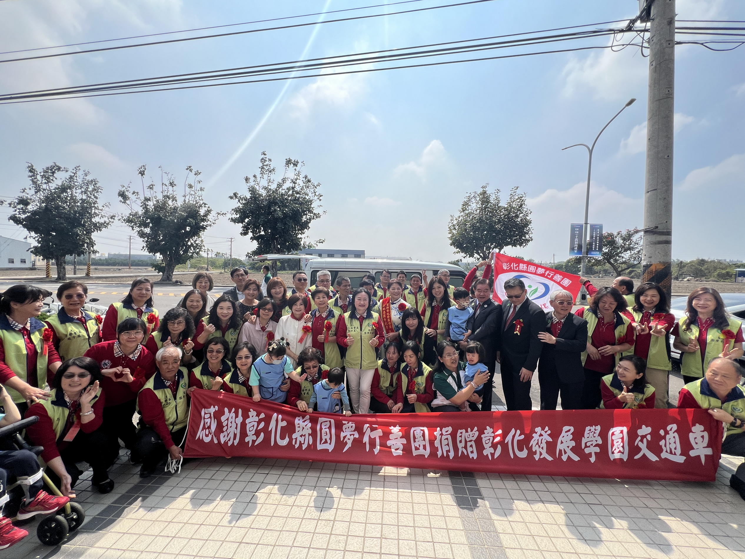 ▲彰化發展學園扶幼委員會正式成立，「彰化圓夢行善團」捐贈百萬交通車，減輕身心障礙孩童上下學的接送負擔。（記者張溎壕攝）