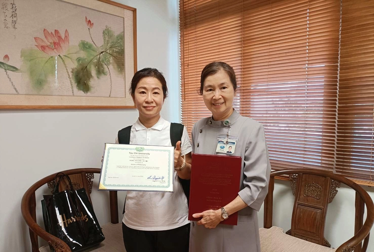 慈濟大學護理系章淑娟老師研究團隊，右為章淑娟老師，左為慈濟科技大學洪玉龍老師