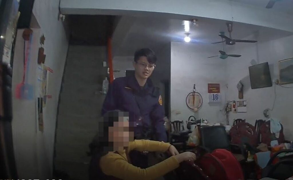 樹林分局員警接獲報案後火速趕往婦人家中,見婦人身體虛弱不堪,情況非常緊急