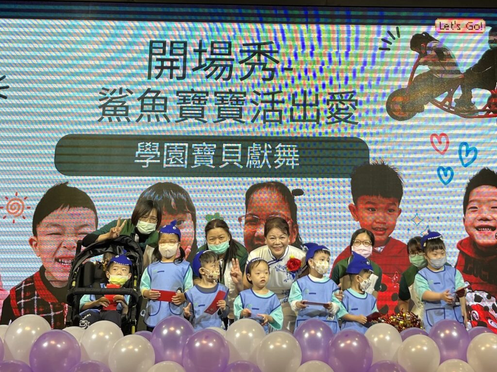 「彰化發展學園扶幼委員會」創會扶幼主委陳秀美女士發放新春扶幼紅包給慢飛天使。(家扶基金會提供)