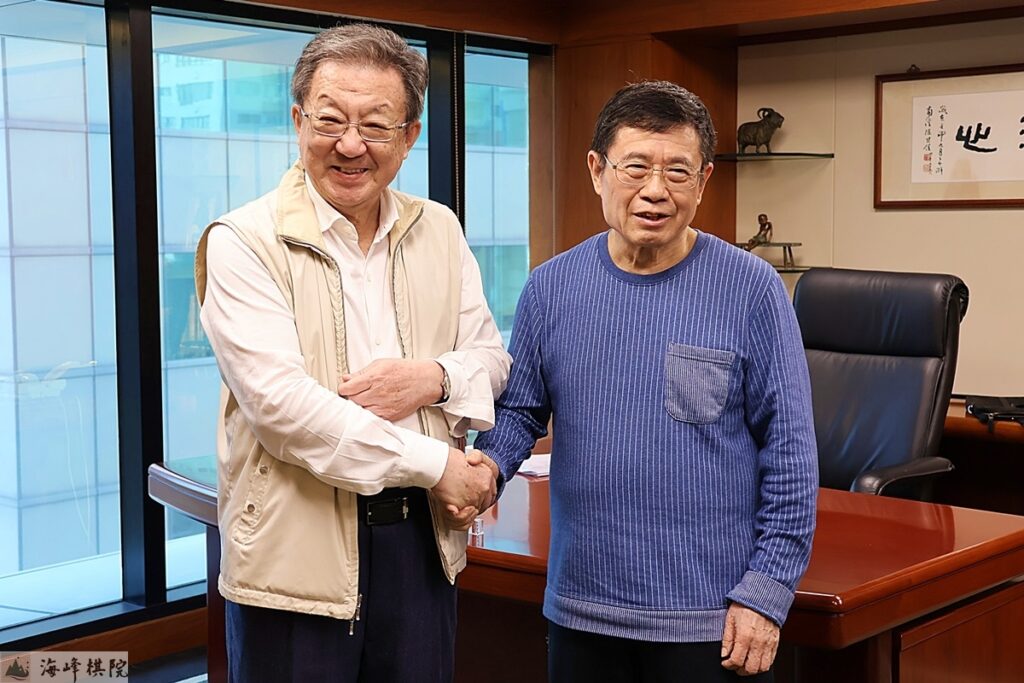 翁明顯董事長(左)與林文伯董事長(右)握手合影