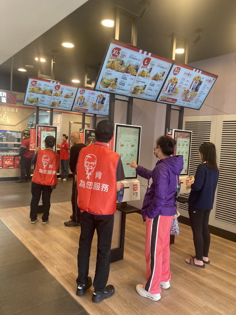 消費者只要拿起手機,掃描店內QR code或使用自助點餐機即可線上點餐。門市人員也將秉持「肯為您服務」的理念,以親切的態度迎接每一位消費者,打造賓至如歸的體驗。