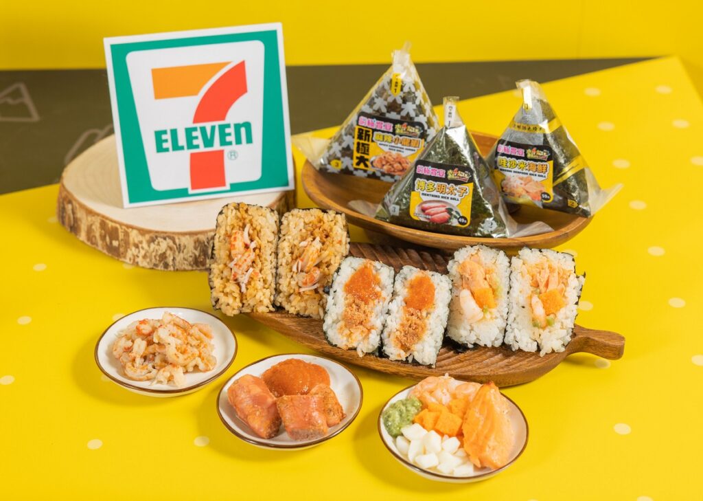7-ELEVEN與《木曜4超玩》合作邀請到人氣成員共同發想藉由節目創意激盪商品概念,特別前往鮮食廠拍攝《一日鮮食研發員》開發3款全新御飯糰(商品食材為示意畫面)