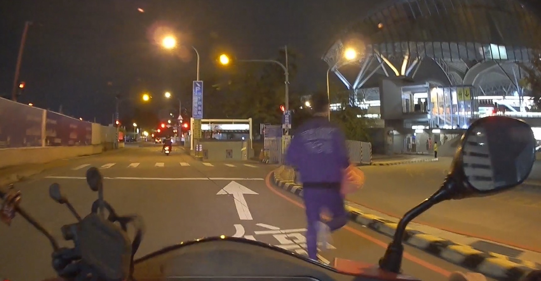 ▲圖說:黑衣男逆向騎車遭警攔查,立即棄車狂奔逃逸 (圖/台中市政府提供)