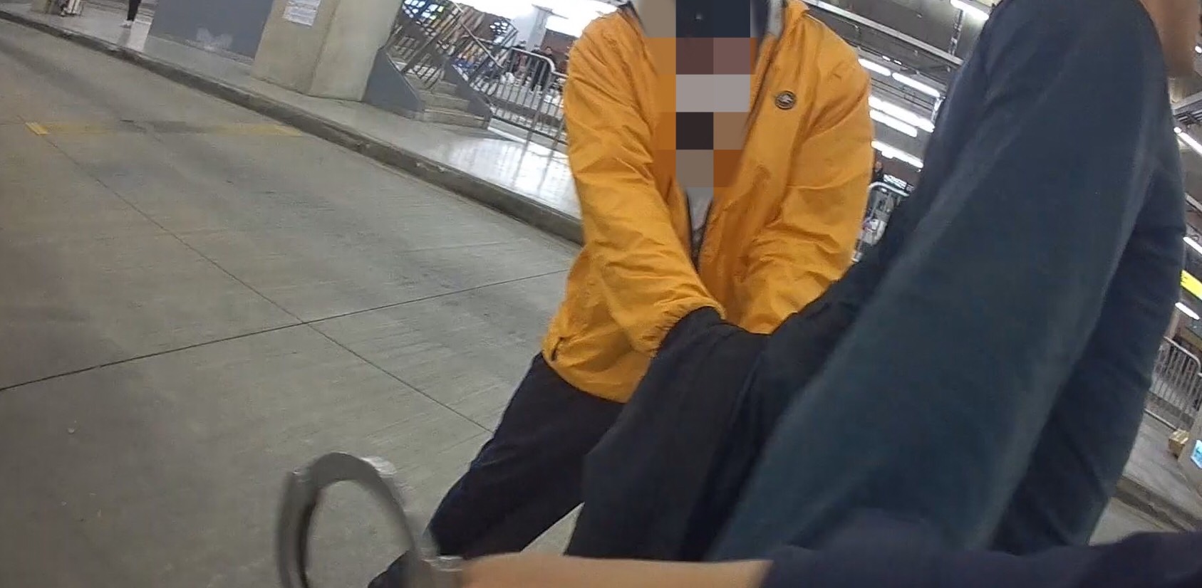 ▲圖說:熱血黃衣大哥聽聞員警大喊「抓住他!」,立刻上前協助將黑衣男子攔下 (圖/台中市政府提供)
