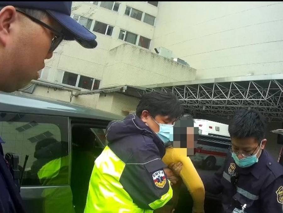 等不及救護車 新北警鳴笛開道50歲婦人及時送醫 216 cnews204240220a03