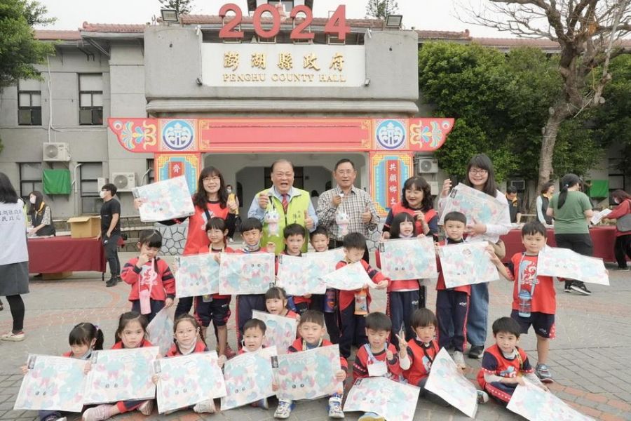 澎湖寶寶龍元宵提燈搶手 縣府廣場人潮滿滿