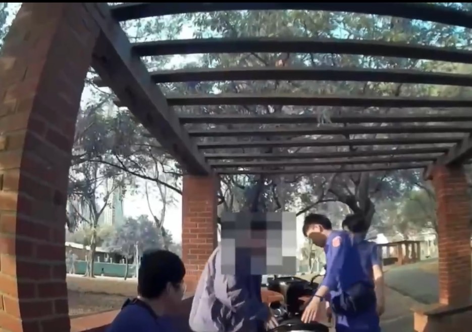 巧遇何男在三民區同盟二路公園附近正在尋視其他下手機會，當場活逮將其帶返偵辦。〈圖/記者蔡宗武翻攝〉