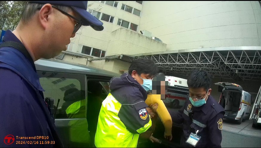 山佳派出所副所長蘇恒逸、警員林沅圻急送婦人至醫院，成功化解低血糖昏迷危機。（記者 張艷君翻攝）