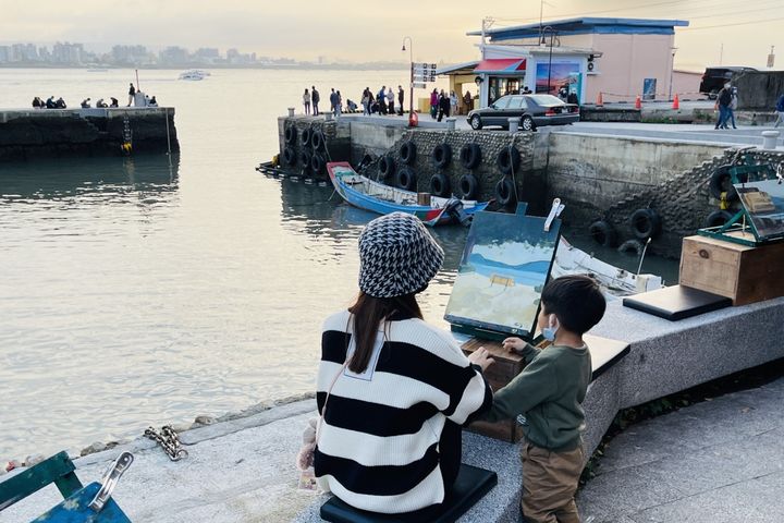 淡水第一漁港港畔享受畫畫樂趣。 圖:新北市政府漁業及漁港事業管理處/提供