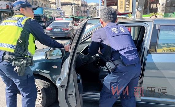 巡邏暖警協力推故障車 解交叉路口交通困境民眾比讚