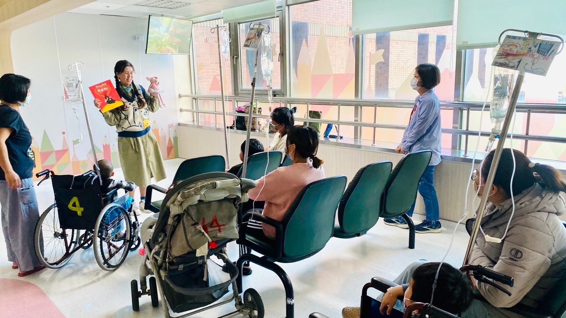 漾新聞|高市圖小港分館志工為小港醫院病童說故事 用歡樂忘卻病痛