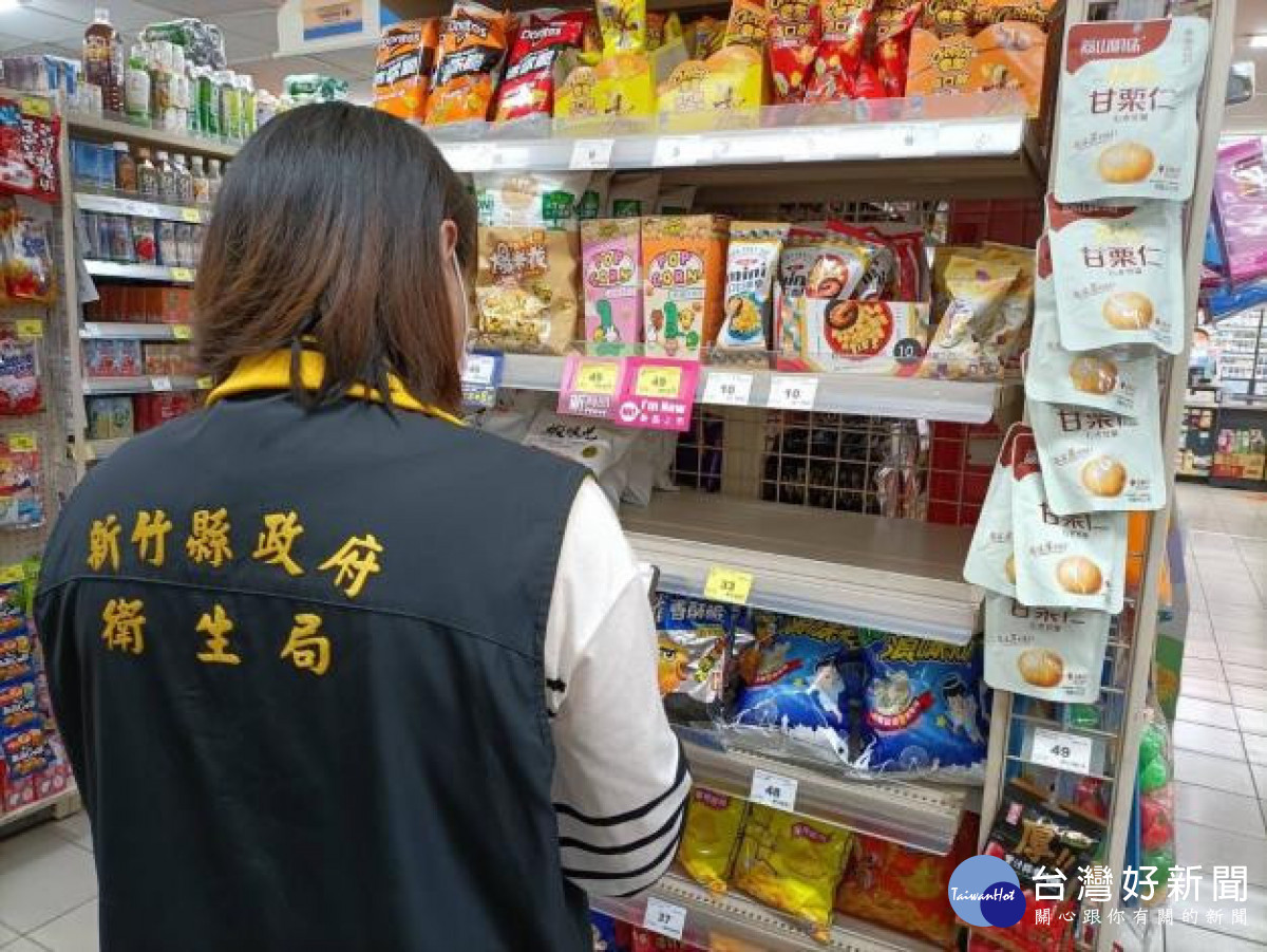 竹縣衛生局人員稽查各通路，現場香辣口味蝦味先均已下架