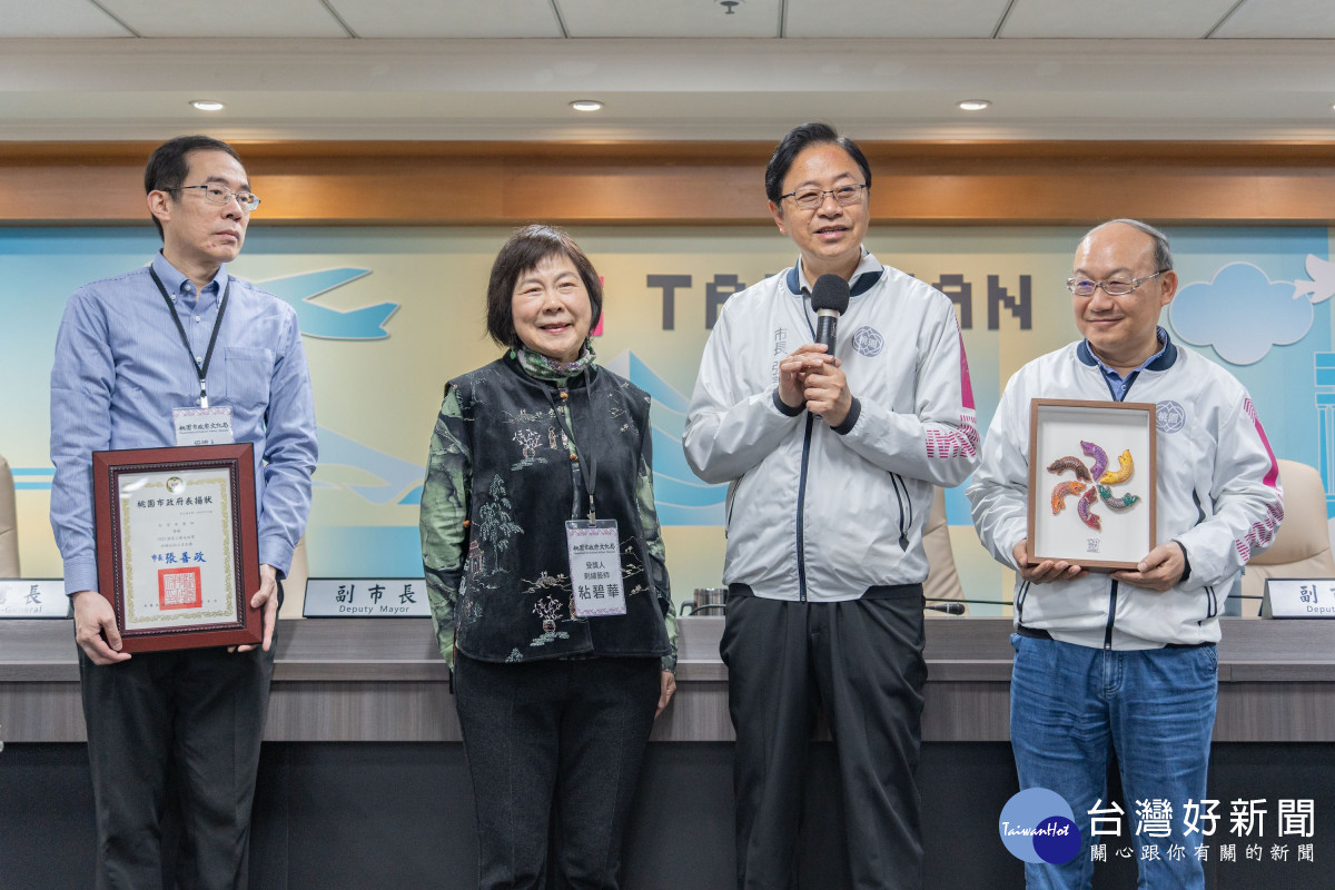 市長以及文化局與粘碧華女士合照。<br /><br />