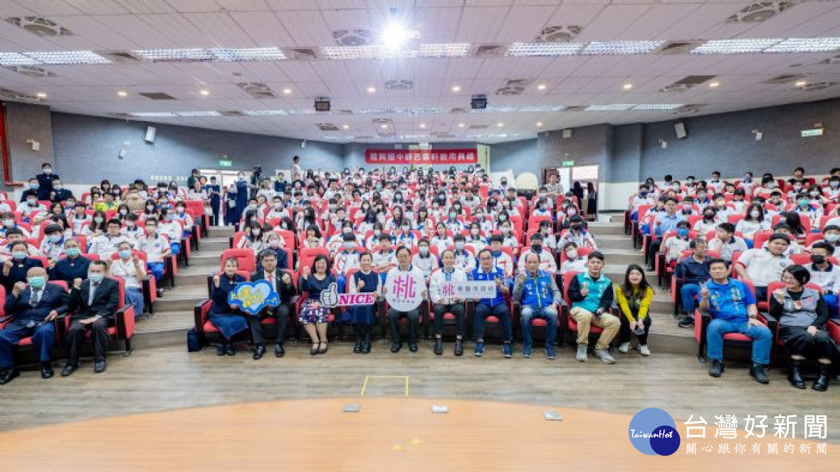 市長與學生大合照。<br /><br /> <br /><br /> 