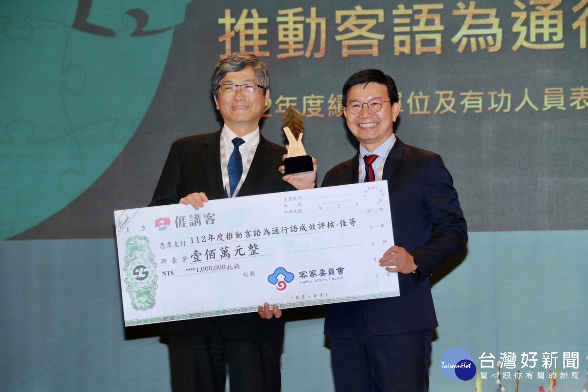 市府客委會江俊龍主委代表臺中市政府受獎
