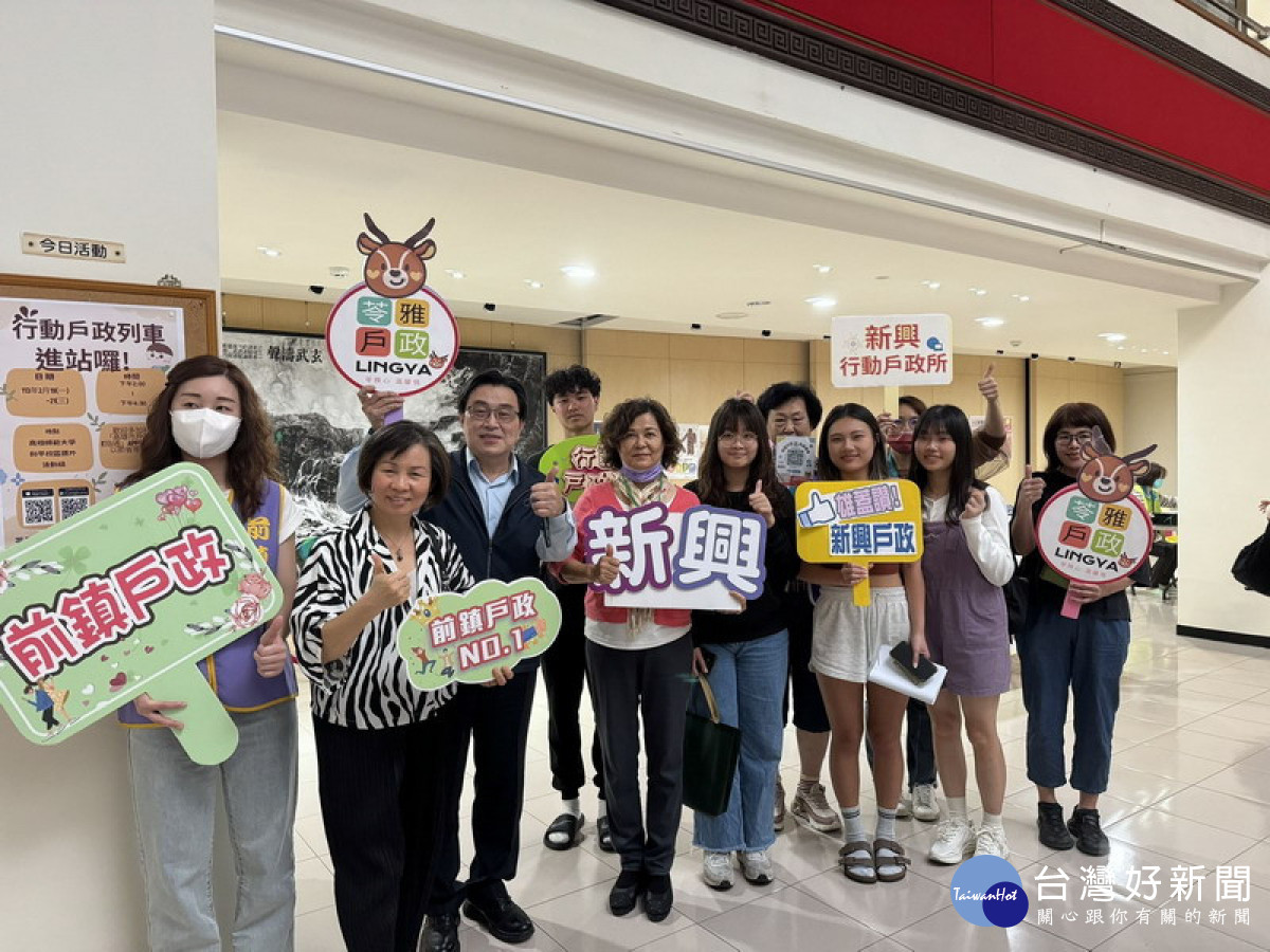 ▲高市三區戶所共同於高雄師範大學活動中心二樓課外活動組受理學生申請戶籍謄本，以利學子完成相關學貸事宜。