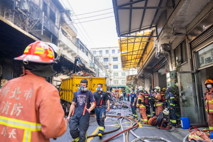 圖/深坑區北深路三段141巷工廠20日下午發生火警,火勢撲滅後的濃煙及惡臭瀰漫大台北南區許久不散,引發雙北部分地區的嚴重民怨。(翻攝侯友宜臉書)