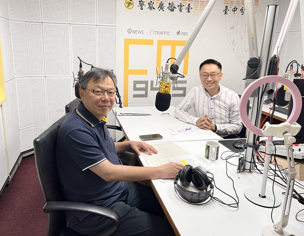 ▲圖說:中市警察局交警大隊副大隊長劉財炎親上警廣,空中暢談「醉不上道」 (圖/台中市政府提供)